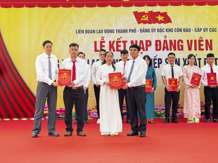 19 c&ocirc;ng nh&acirc;n ưu t&uacute; được kết nạp Đảng tại v&ugrave;ng đất thi&ecirc;ng C&ocirc;n Đảo - Ảnh 3.