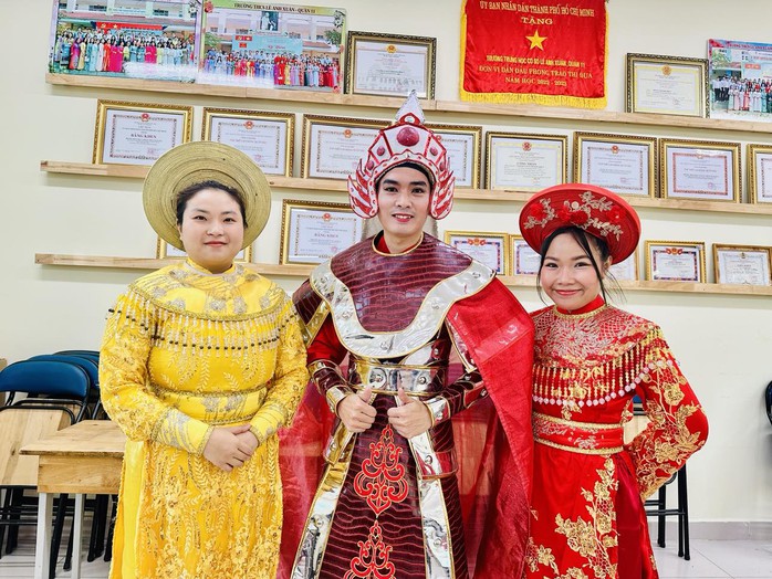 NSƯT Hạnh Th&uacute;y lan tỏa t&igrave;nh y&ecirc;u s&acirc;n khấu học đường - Ảnh 8.