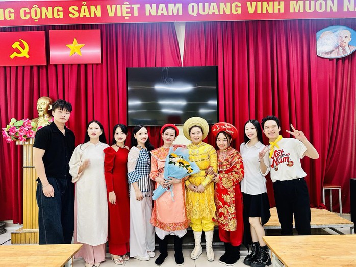 NSƯT Hạnh Th&uacute;y lan tỏa t&igrave;nh y&ecirc;u s&acirc;n khấu học đường - Ảnh 3.