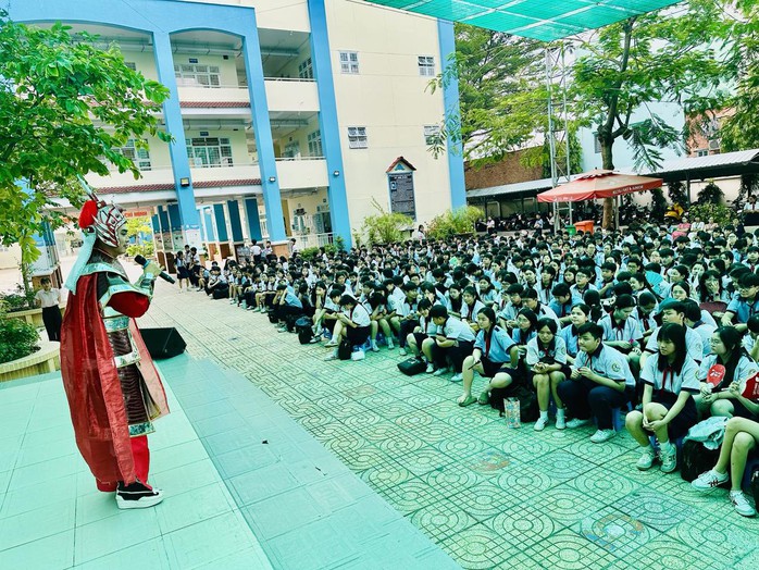 NSƯT Hạnh Th&uacute;y lan tỏa t&igrave;nh y&ecirc;u s&acirc;n khấu học đường - Ảnh 7.
