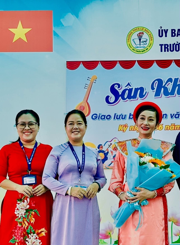 NSƯT Hạnh Th&uacute;y lan tỏa t&igrave;nh y&ecirc;u s&acirc;n khấu học đường - Ảnh 2.