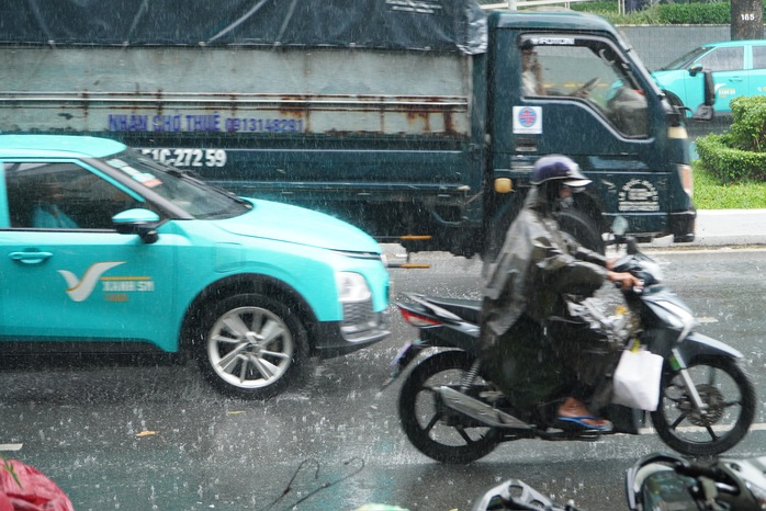 Thời tiết TPHCM: Mưa lớn kèm gió mạnh và sấm sét chiều nay - Ảnh 7. Thời tiết TPHCM: Mưa lớn kèm gió mạnh và sấm sét chiều nay - Ảnh 7.