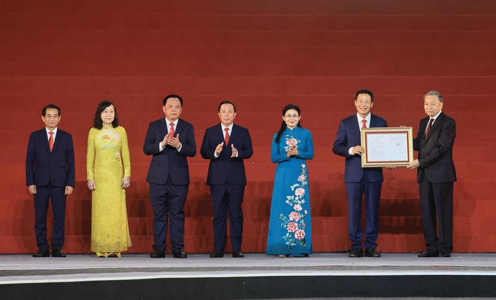 Tổng Bí thư, Chủ tịch nước Tô Lâm trao Nghị quyết của Quốc hội về thành lập thành phố Đồng Nai - Ảnh 1. Tổng Bí thư, Chủ tịch nước Tô Lâm trao Nghị quyết của Quốc hội về thành lập thành phố Đồng Nai - Ảnh 1.