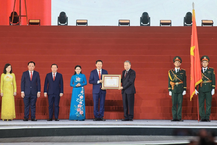 Tổng Bí thư, Chủ tịch nước Tô Lâm trao Nghị quyết của Quốc hội về thành lập thành phố Đồng Nai - Ảnh 2. Tổng Bí thư, Chủ tịch nước Tô Lâm trao Nghị quyết của Quốc hội về thành lập thành phố Đồng Nai - Ảnh 2.