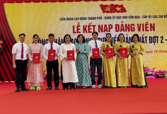 19 c&ocirc;ng nh&acirc;n ưu t&uacute; được kết nạp Đảng tại v&ugrave;ng đất thi&ecirc;ng C&ocirc;n Đảo - Ảnh 1.
