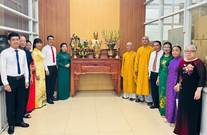 Hưng Long trao Huy hiệu Đảng v&agrave; tuy&ecirc;n dương nhiều tập thể, c&aacute; nh&acirc;n ti&ecirc;u biểu học B&aacute;c - Ảnh 14.