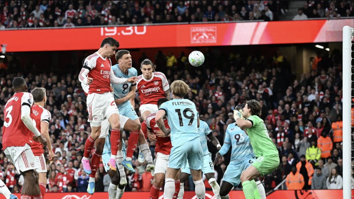 Arsenal thắng Burnley tại Emirates, chạm tay ngôi vô địch Ngoại hạng - Ảnh 2.