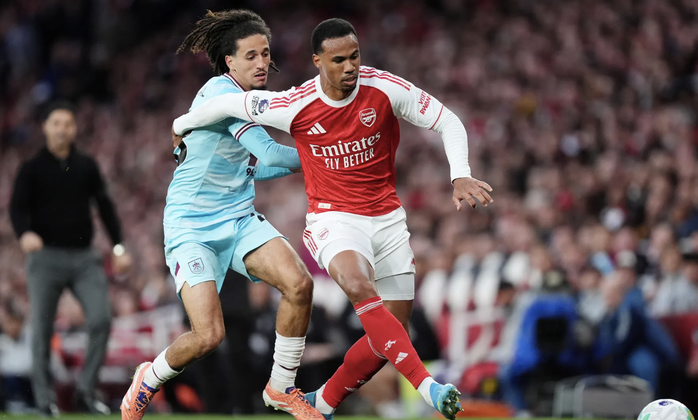 Arsenal thắng Burnley tại Emirates, chạm tay ngôi vô địch Ngoại hạng - Ảnh 1.