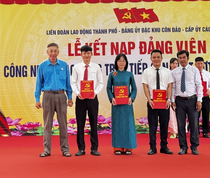 19 c&ocirc;ng nh&acirc;n ưu t&uacute; được kết nạp Đảng tại v&ugrave;ng đất thi&ecirc;ng C&ocirc;n Đảo - Ảnh 2.
