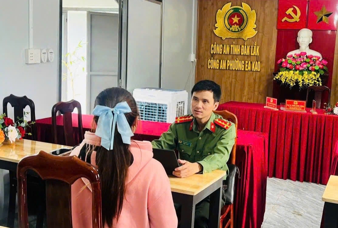 C&ocirc;ng an l&agrave;m việc với đ&ocirc;i vợ chồng đăng th&ocirc;ng tin sai sự thật về CSGT - Ảnh 1.