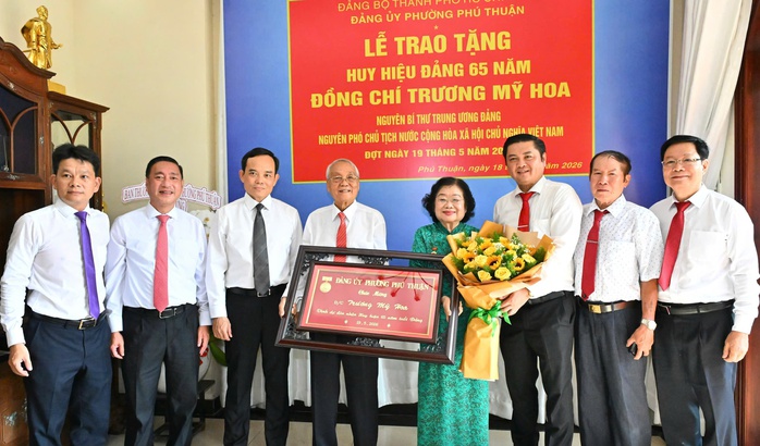 B&iacute; thư th&agrave;nh ủy TPHCM trao Huy hiệu Đảng 65 năm cho nguy&ecirc;n Ph&oacute; Chủ tịch nước Trương Mỹ Hoa - Ảnh 1.
