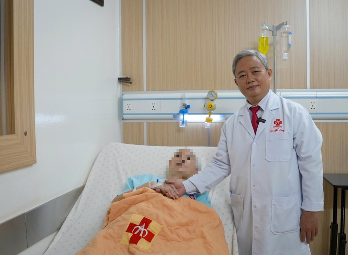 Từ cú ngã xe đạp, phát hiện khối u não khổng lồ - Ảnh 1.