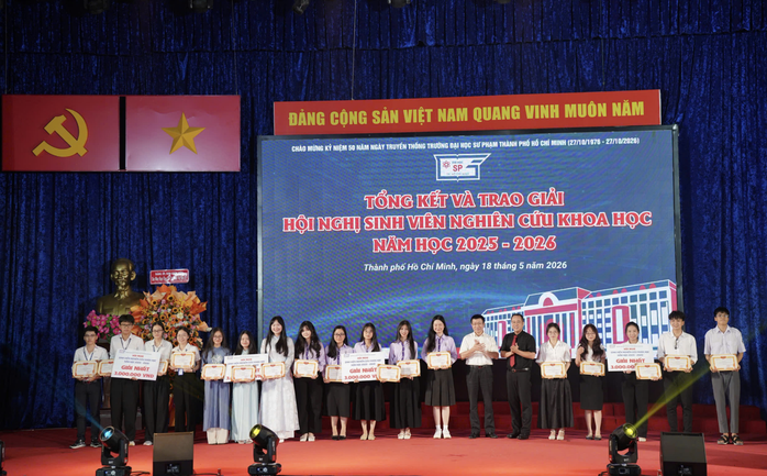 Trường ĐH Sư phạm TPHCM trao 4 giải nhất nghiên cứu khoa học - Ảnh 1.
