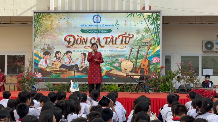 Gen Z vỡ &ograve;a với tiết mục đặc biệt biệt ở s&acirc;n trường của NSƯT Kim Tử Long v&agrave; con trai  - Ảnh 2.