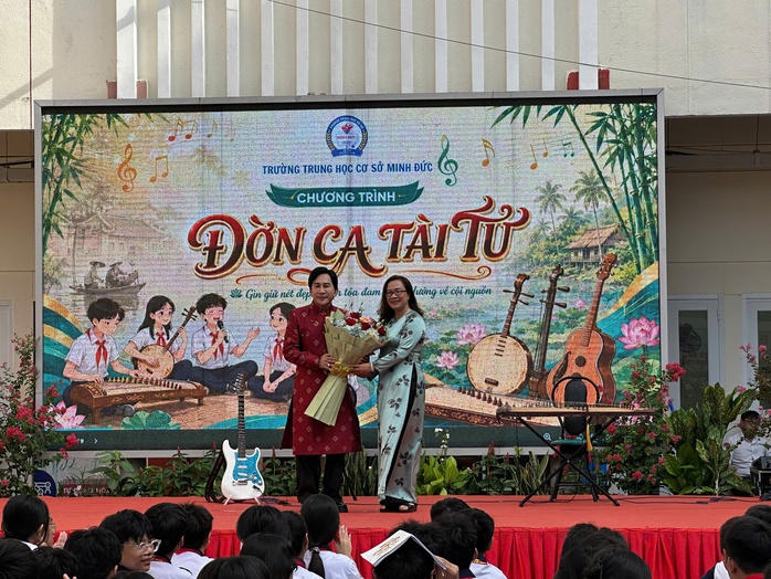 Gen Z vỡ &ograve;a với tiết mục đặc biệt biệt ở s&acirc;n trường của NSƯT Kim Tử Long v&agrave; con trai  - Ảnh 1.