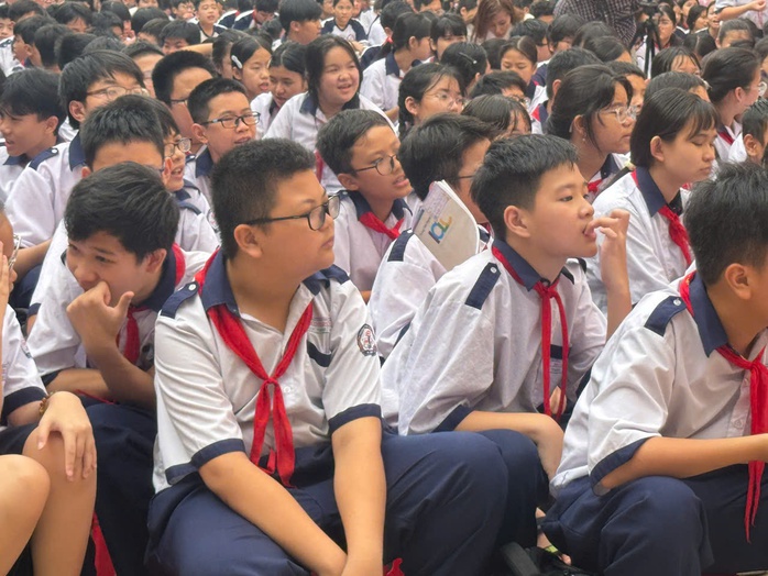 Gen Z vỡ &ograve;a với tiết mục đặc biệt biệt ở s&acirc;n trường của NSƯT Kim Tử Long v&agrave; con trai  - Ảnh 3.