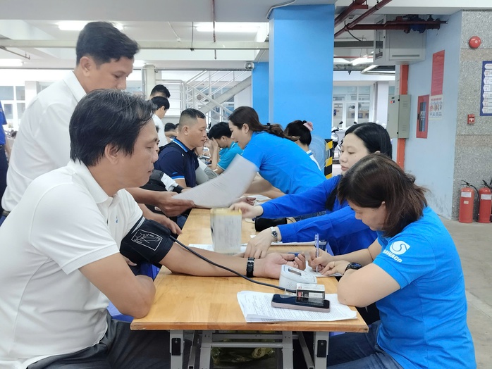 Hàng trăm người lao động tại SAWACO hiến máu tình nguyện cứu người - Ảnh 1.