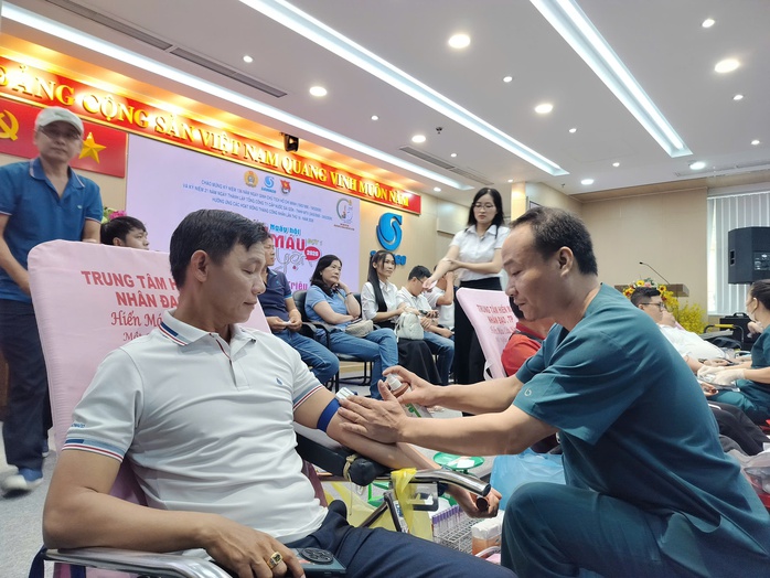 Hàng trăm người lao động tại SAWACO hiến máu tình nguyện cứu người - Ảnh 3.