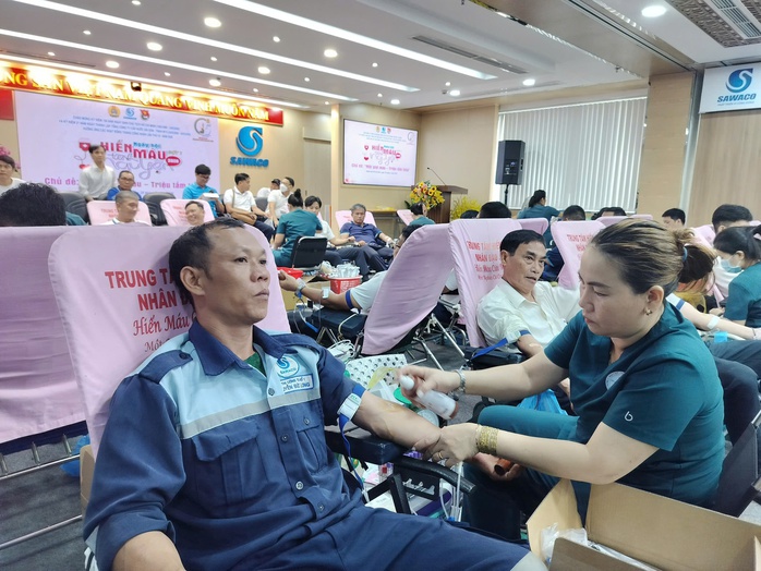 Hàng trăm người lao động tại SAWACO hiến máu tình nguyện cứu người - Ảnh 2.