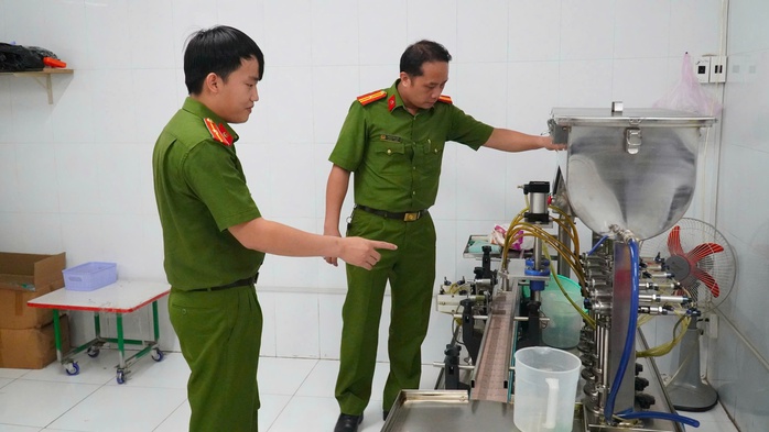 Công an Tây Ninh triệt phá xưởng sản xuất dầu gió giả quy mô lớn - Ảnh 2. Công an Tây Ninh triệt phá xưởng sản xuất dầu gió giả quy mô lớn - Ảnh 2.