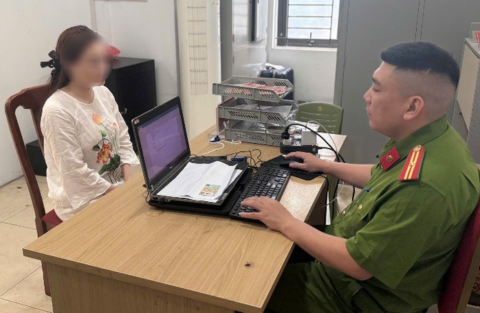 Xử lý người phụ nữ chửi bới , hành hung tài xế ô tô sau va chạm giao thông - Ảnh 1. Xử lý người phụ nữ chửi bới , hành hung tài xế ô tô sau va chạm giao thông - Ảnh 1.