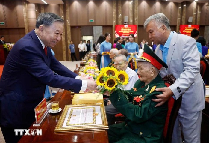 Tổng B&iacute; thư, Chủ tịch nước T&ocirc; L&acirc;m dự Lễ trao tặng Huy hiệu 80 năm, 75 năm, 70 năm tuổi đảng - Ảnh 5.