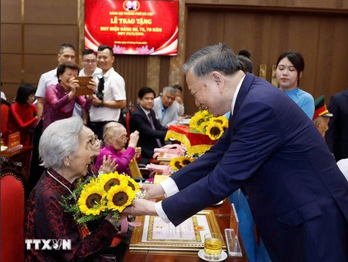 Tổng B&iacute; thư, Chủ tịch nước T&ocirc; L&acirc;m dự Lễ trao tặng Huy hiệu 80 năm, 75 năm, 70 năm tuổi đảng - Ảnh 6.