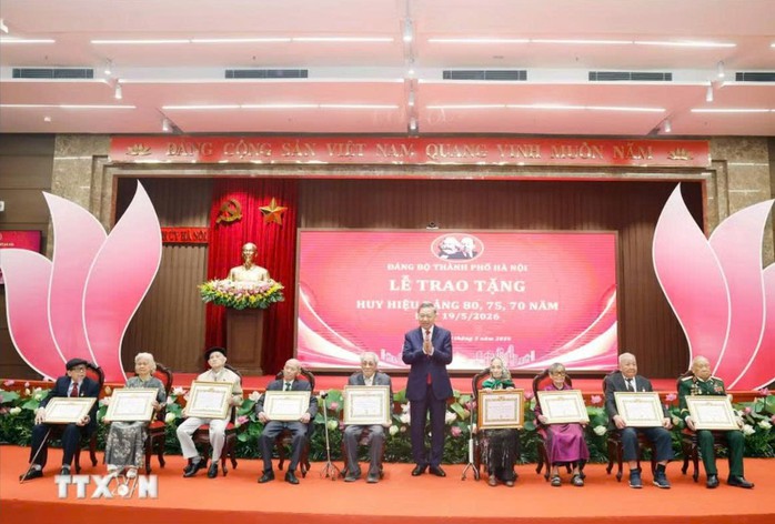 Tổng B&iacute; thư, Chủ tịch nước T&ocirc; L&acirc;m dự Lễ trao tặng Huy hiệu 80 năm, 75 năm, 70 năm tuổi đảng - Ảnh 1.