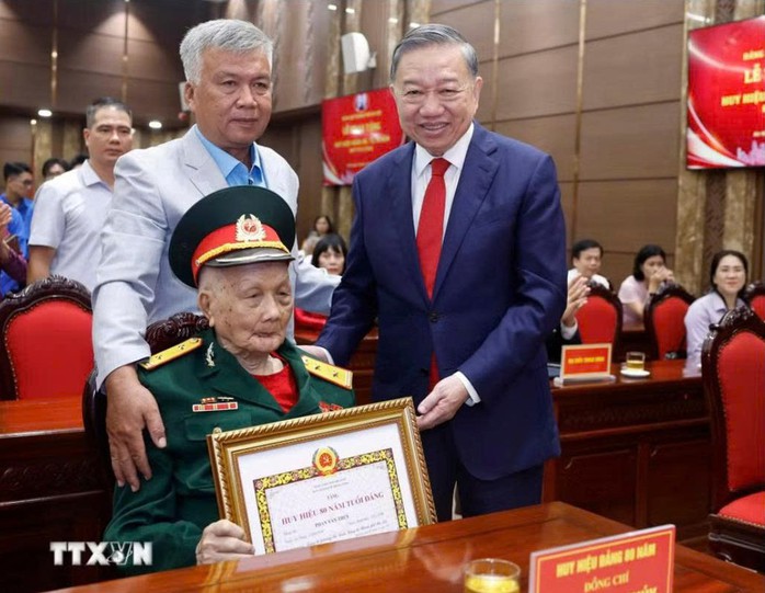 Tổng B&iacute; thư, Chủ tịch nước T&ocirc; L&acirc;m dự Lễ trao tặng Huy hiệu 80 năm, 75 năm, 70 năm tuổi đảng - Ảnh 7.