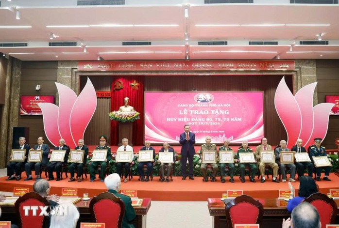Tổng B&iacute; thư, Chủ tịch nước T&ocirc; L&acirc;m dự Lễ trao tặng Huy hiệu 80 năm, 75 năm, 70 năm tuổi đảng - Ảnh 2.