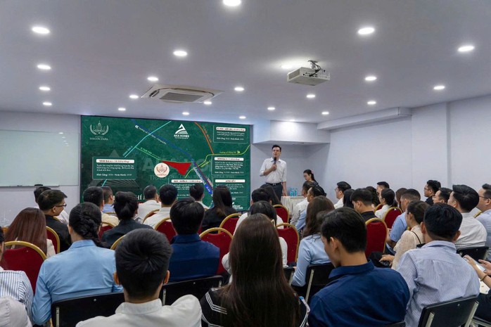 S&ocirc;i sục trước &ldquo;giờ G&rdquo;: 12.000 m&ocirc;i giới rầm rộ hội qu&acirc;n, chờ b&ugrave;ng nổ với Vinhomes S&agrave;i G&ograve;n Park - Ảnh 1.