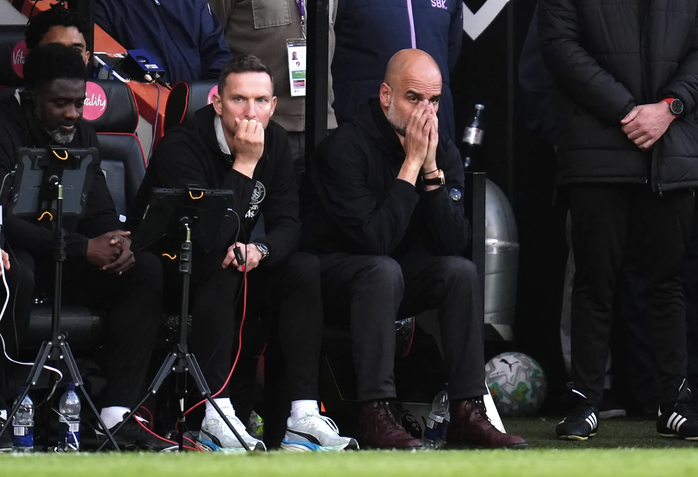 Man City tung cờ trắng, Arsenal ch&iacute;nh thức v&ocirc; địch Ngoại hạng Anh - Ảnh 5.