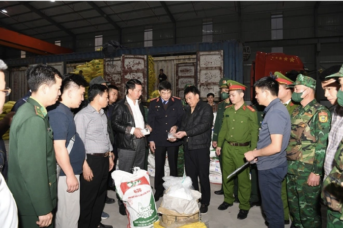 Trưởng khoa Dược Trần Phi H&ugrave;ng bị bắt v&igrave; bu&ocirc;n lậu caffeine quy m&ocirc; lớn - Ảnh 2.