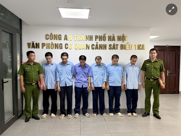 Phá đường dây buôn lậu vàng 300 kg trị giá 1 . 200 Tỉ đồng vào Việt Nam - Ảnh 1. Phá đường dây buôn lậu vàng 300 kg trị giá 1 . 200 Tỉ đồng vào Việt Nam - Ảnh 1.