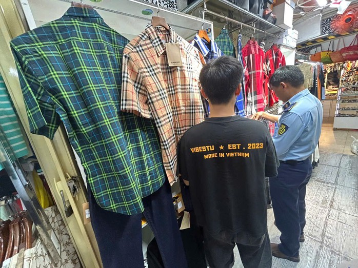H&agrave;ng giả ho&agrave;nh h&agrave;nh tại TPHCM: Kiểm tra xử l&yacute; nhưng đ&acirc;u lại v&agrave;o đ&oacute; - Ảnh 5.