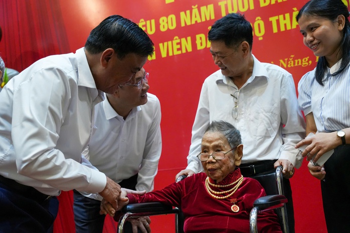 Thường trực Ban Bí thư Trần Cẩm Tú trao Huy hiệu 80 năm tuổi Đảng cho đảng viên tại Đà Nẵng - Ảnh 2.