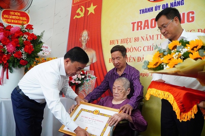 Thường trực Ban Bí thư Trần Cẩm Tú trao Huy hiệu 80 năm tuổi Đảng cho đảng viên tại Đà Nẵng - Ảnh 1.