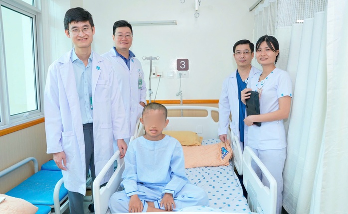 Kỳ t&iacute;ch của y học: Mổ sọ thức tỉnh cho b&eacute; trai 12 tuổi - Ảnh 1.