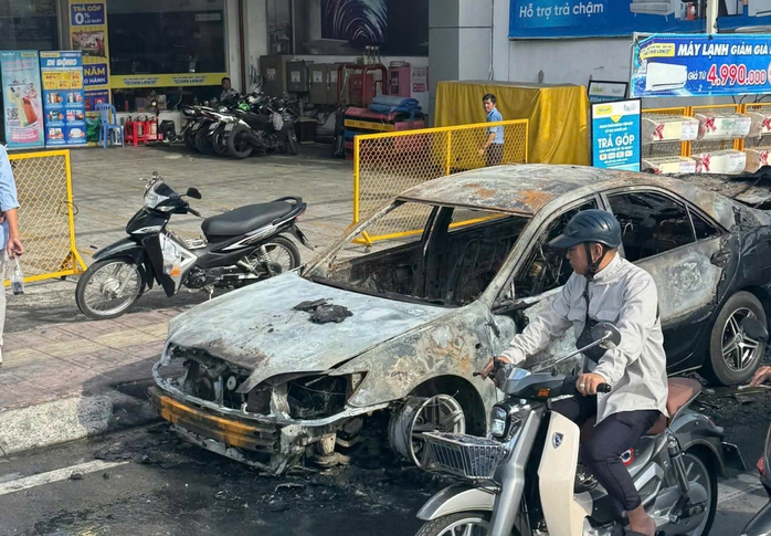 TPHCM: Ch&aacute;y &ocirc; t&ocirc; ở đường Huỳnh Tấn Ph&aacute;t, lửa bốc dữ dội - Ảnh 1.