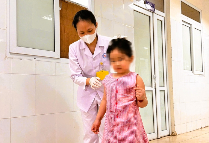 B&eacute; 6 tuổi nhập viện trong t&igrave;nh trạng kh&oacute; thở, liệt cơ to&agrave;n th&acirc;n do rắn cắn - Ảnh 1.
