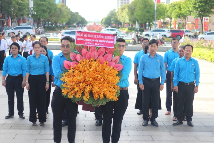 Cán bộ Công đoàn, CNVC-LĐ TPHCM dâng hoa tưởng nhớ Chủ tịch Hồ Chí Minh - Ảnh 1.