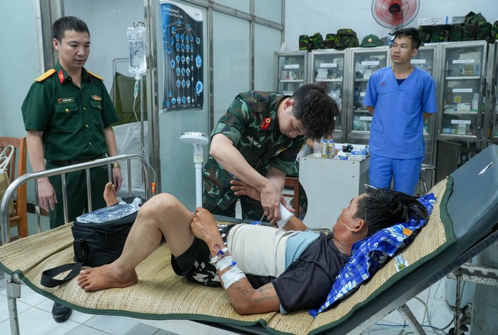Trực thăng vượt thời tiết xấu đưa 2 bệnh nhân nặng từ đảo xa về đất liền điều trị - Ảnh 1.