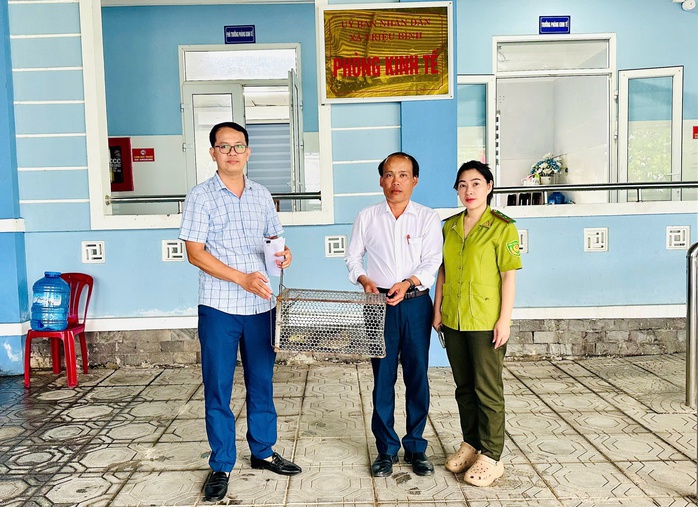 Phát hiện con vật quý hiếm, dài 70cm nằm giữa đồng ruộng - Ảnh 1.