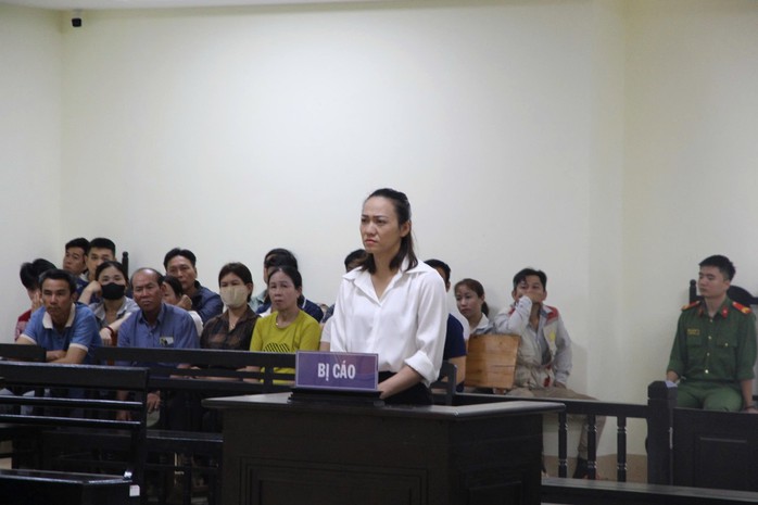 Nữ tài xế uống 8 lon bia tông tử vong chủ tịch xã lãnh án - Ảnh 1.