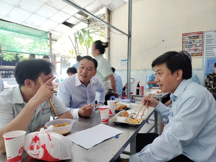 H&agrave;ng trăm c&ocirc;ng nh&acirc;n thưởng thức Bữa cơm C&ocirc;ng đo&agrave;n - Ảnh 3.