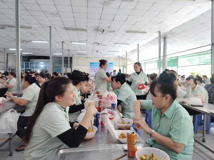 H&agrave;ng trăm c&ocirc;ng nh&acirc;n thưởng thức Bữa cơm C&ocirc;ng đo&agrave;n - Ảnh 2.