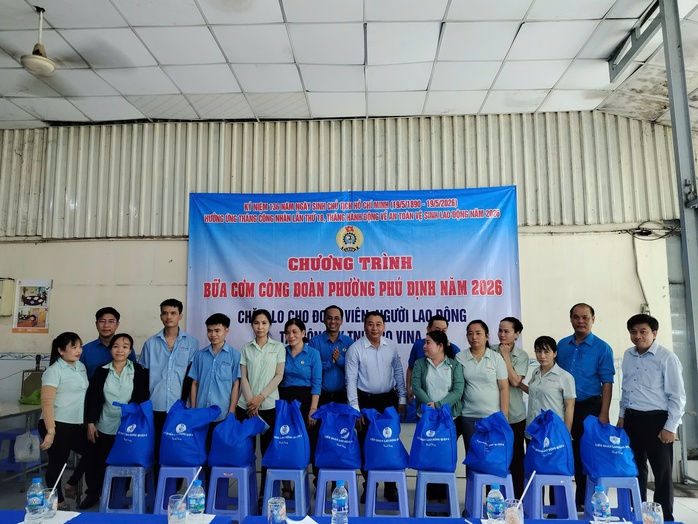 H&agrave;ng trăm c&ocirc;ng nh&acirc;n thưởng thức Bữa cơm C&ocirc;ng đo&agrave;n - Ảnh 4.