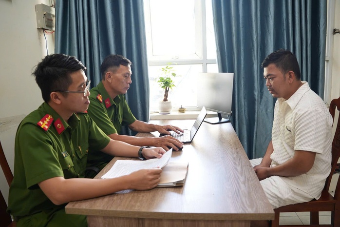M&acirc;u thuẫn gia đ&igrave;nh dẫn Đến h&agrave;nh vi tạt sơn g&acirc;y hư hỏng t&agrave;i sản tại Nh&agrave; B&egrave; - Ảnh 1.