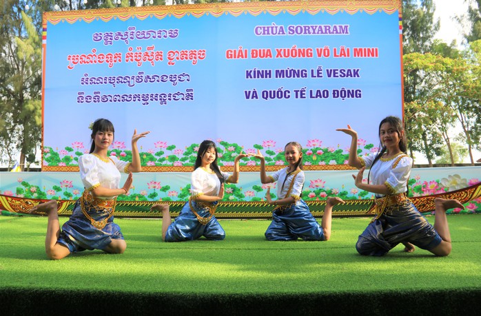 VIDEO: Hấp dấp &ldquo;v&ograve;ng quay b&aacute;nh x&egrave;o&rdquo; kh&ocirc;ng d&ugrave;ng dầu mỡ ở C&agrave; Mau - Ảnh 1.