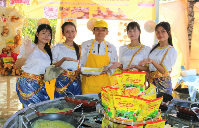 VIDEO: Hấp dấp &ldquo;v&ograve;ng quay b&aacute;nh x&egrave;o&rdquo; kh&ocirc;ng d&ugrave;ng dầu mỡ ở C&agrave; Mau - Ảnh 14.